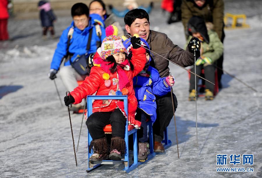 Pour le premier jour de l’année 2015, des résidents de Shenyang s’adonnent à la joie de la glisse sur le lac du Parc de Wanliutang. Un grand nombre de touristes ont pu profiter des plaisirs de la neige.