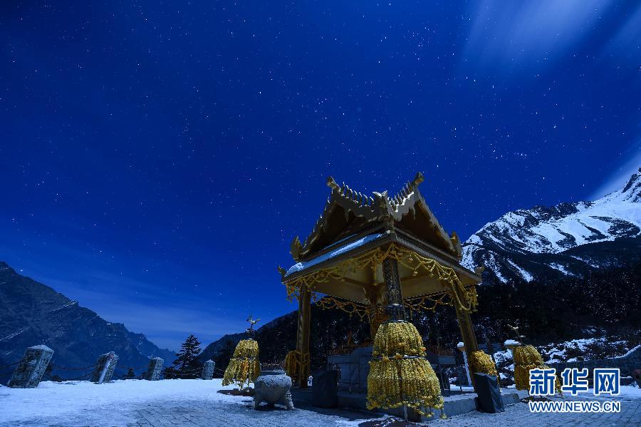 Une nuit dans le camp n°4 de Hailuogou dans le Sichuan. Du 31 décembre 2014 au 1er janvier 2015, le Hailuogou Tour 2015 a débuté sur le glacier du Sichuan, a une altitude de 3 600 m. Les participants ont apprécié un bon repas et ont pris des photos sur le thème du ciel et des étoiles pour célébrer le nouvel an.