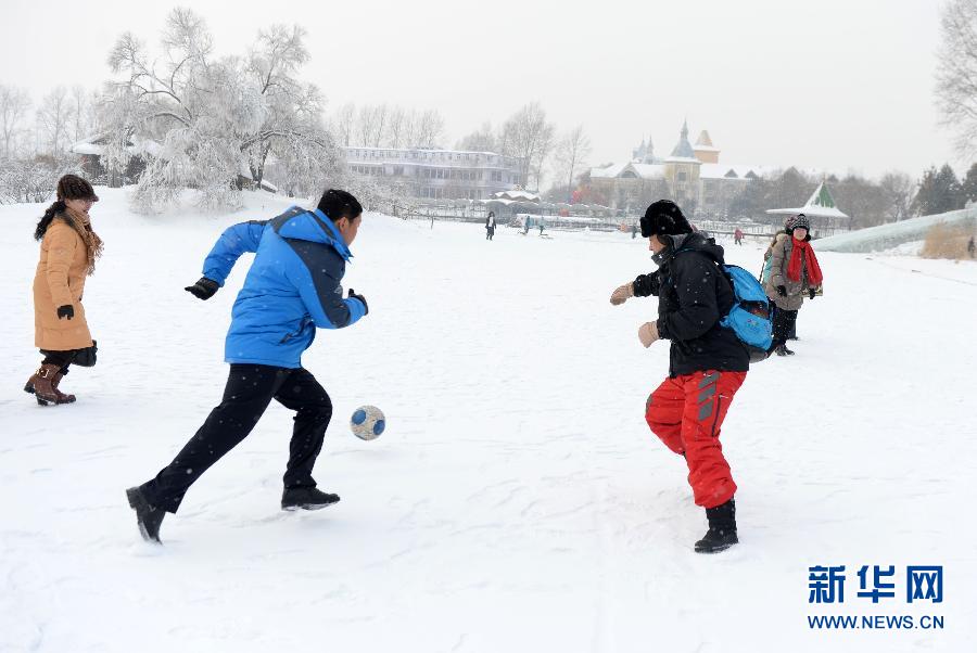 Des visiteurs pratiquent le football dans le manoir Fuerjia à Harbin. Le tourisme dans la ville étant très populaire en hiver.
