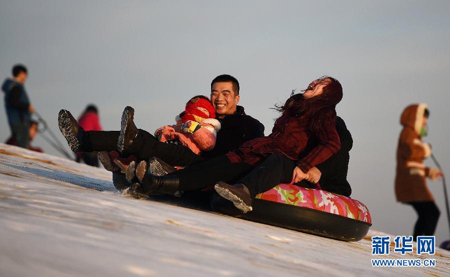Des touristes font du ski à Yinchuan le jour du Nouvel An.