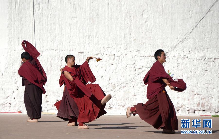 La danse des sorciers du Nouvel An des moines tibétains