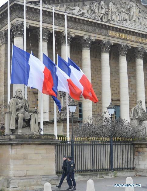 France : une vive émotion partagée par la population le lendemain de l'attentat contre Charlie Hebdo 