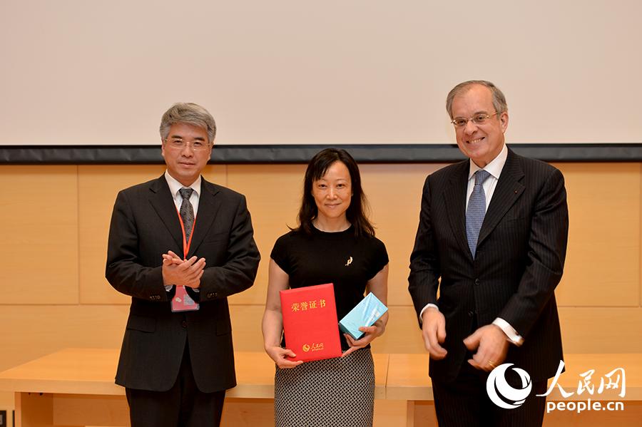 Maurice Gourdault-Montagne (premier à droite) et Luo Hua (troisième à doite) décernent les prix aux lauréats. (Photo : Weng Qiyu)