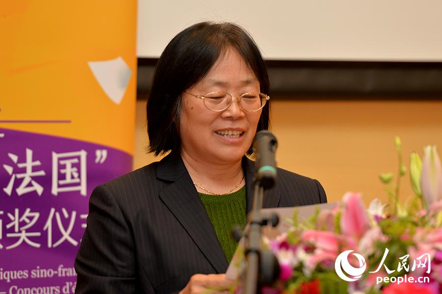 Qi Jianhua, professeur de l’Institut de la Diplomatie, annonce la liste des lauréats. (Photo : Weng Qiyu)