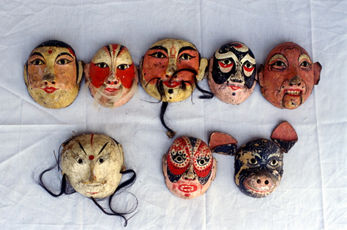 Les masques pour le show des singes.