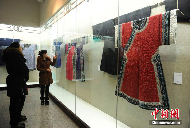 Le 21 janvier, des visiteurs à l'exposition consacrée aux tenues et accessoires de l'ethnie Man durant la dynastie Qing