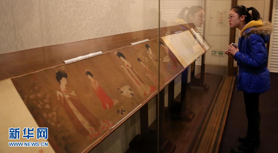 Des visiteurs peuvent actuellement admirer le trésor national «Dames de la cour portant des coiffes fleuries» par Zhou Fang sous la dynastie des Tang.