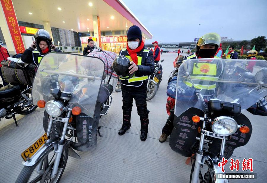 Les travailleurs migrants rentrent chez eux à moto dans le Sud de la Chine