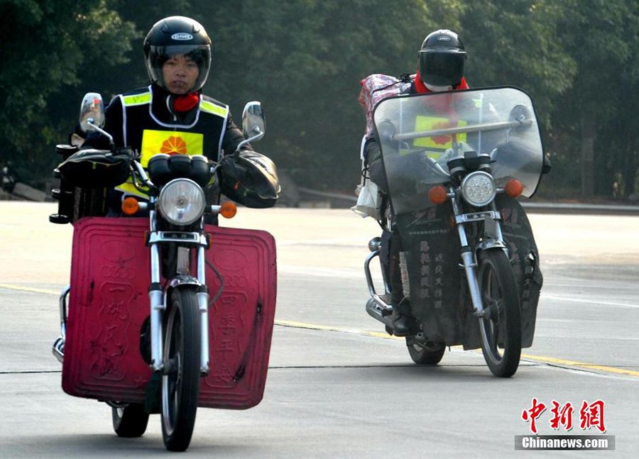 Les travailleurs migrants rentrent chez eux à moto dans le Sud de la Chine