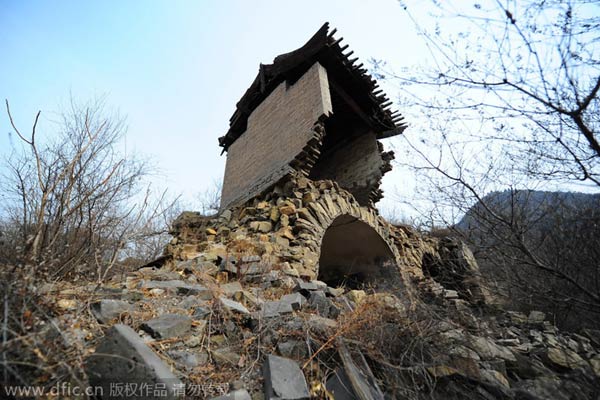 Un vieux temple, avec la moitié de sa fondation semblant suspendu dans les airs, dans un village à Taiyuan, dans la province du Shanxi (nord de la Chine), le 13 février 2014.