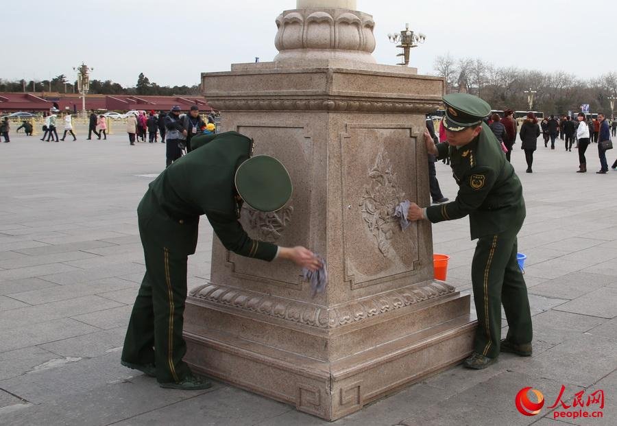 Nettoyage de printemps Place Tian’anmen avant l’ouverture des Deux Sessions