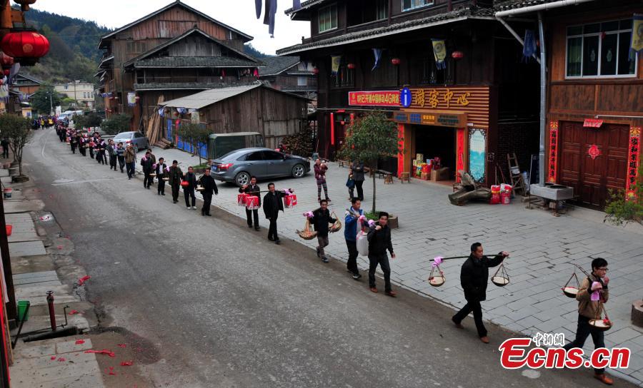 Une procession accompagne la jeune mariée pour son retour chez ses parents.