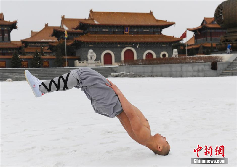 Des moines guerriers Shaolin s'entraînent dans la neige 