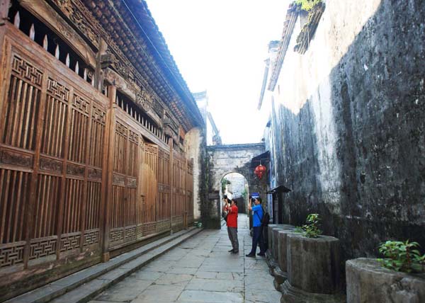 Des membres d'une équipe étudient des exemples d'architecture ancienne dans le village de Hong (ville de Qinghua, comté de Wuyuan, province du Jiangxi), le 30 juillet 2014.