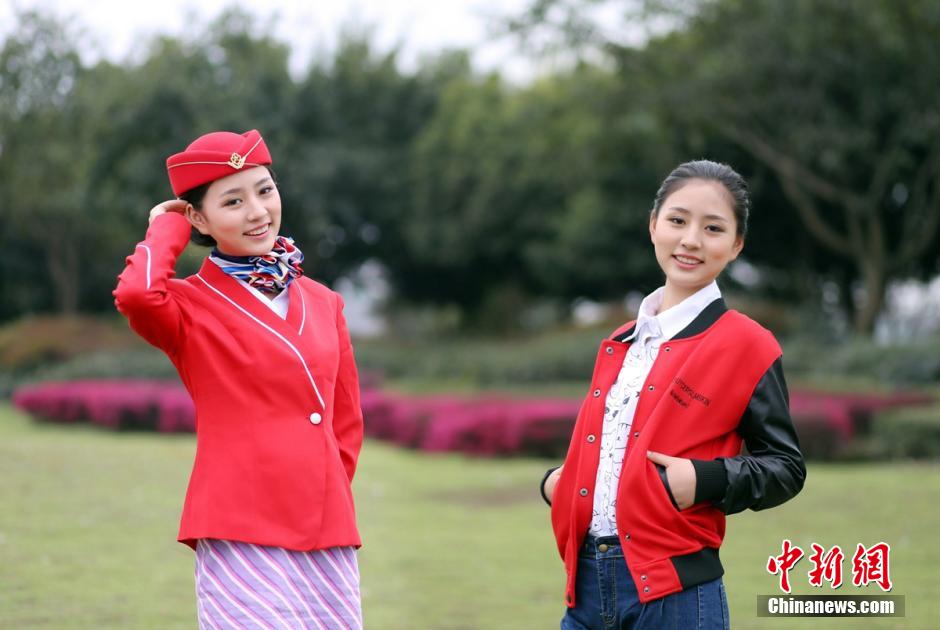 En uniforme ou en civil, comment préférez-vous ces hôtesses de l'air ?