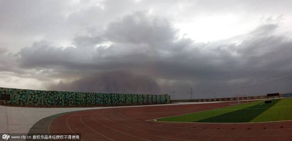 Dans la soirée du 31 mars, une tempête de sable est sur le point de recouvrir Golmud, dans la province du Qinghai. [Photo/CFP]