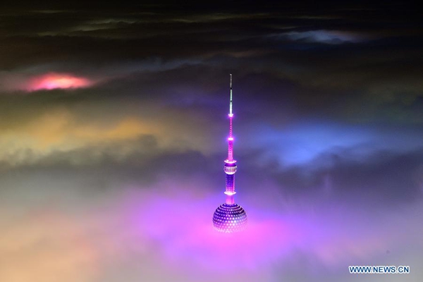 Des images prises depuis le 121e étage de la Tour de Shanghai, mercredi 1er avril, montrent la Tour TV de la Perle orientale plongée dans un fort brouillard. [Photo/Xinhua]