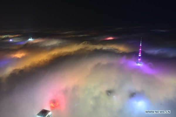 Des clichés pris depuis le 121e étage de la Tour de Shanghai, mercredi 1er avril, montrent le Centre mondial des Finances (à gauche) et la Tour Jin Mao (à droite) recouverts d’un épais brouillard. [Photo/Xinhua]