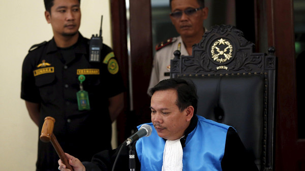 Le juge indonésien Ujang Abdullah annonce son verdict contre les deux appels interjetés par des trafiquants de drogue australiens au tribunal administratif de Jakarta, le 6 avril 2015. (Reuters) 