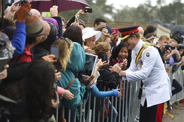 Le Prince Harry d'Angleterre refuse publiquement un selfie en Australie