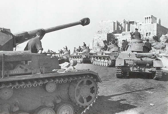 Des chars allemands entrent à Athènes en mai 1941.