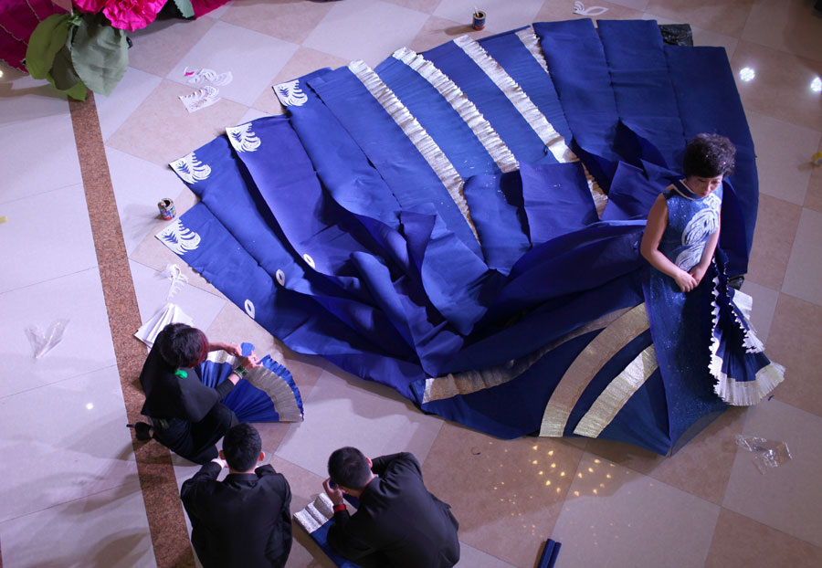 Une robe faite de papier peint et papier de riz, à l’occasion d’ un défilé de mode à Changchun, dans la province du Jilin, le mardi 8 avril. [Photo/CFP]