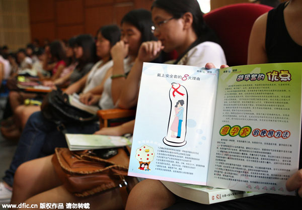 Des élèves assistent à une conférence sur la contraception et une sexualité sans risque, à l'Université normale de Hangzhou, le 26 septembre 2014 [Photo/IC] 
