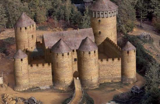 Un Français reconstruit un château médiéval avec les techniques d'époque