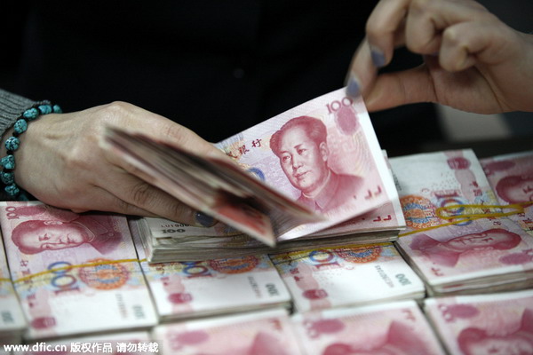 Une employée compte des billets renminbi dans une succursale de Banque industrielle et commerciale de Chine à Huaibei, la province de l'Anhui (est de la Chine), le 22 janvier 2015. [Photo/IC] 