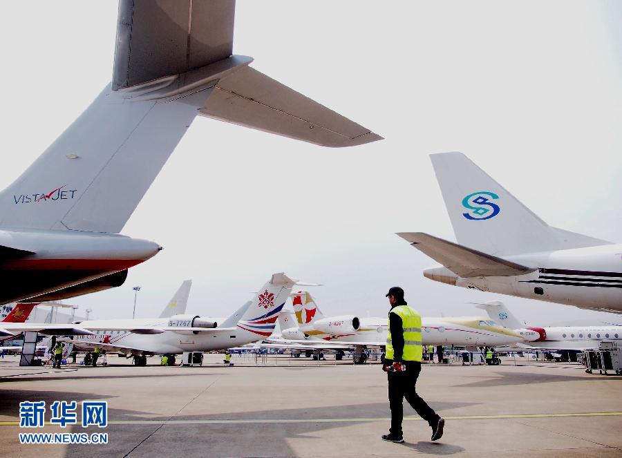 De nombreux aéronefs sont arrivés lundi sur le tarmac, où plus de 170 exposants sont attendus pour prendre part à cet important événement du secteur de l'aviation d'affaires, qui se déroule du 14 au 16 avril 2015. [Photo/Xinhua] 