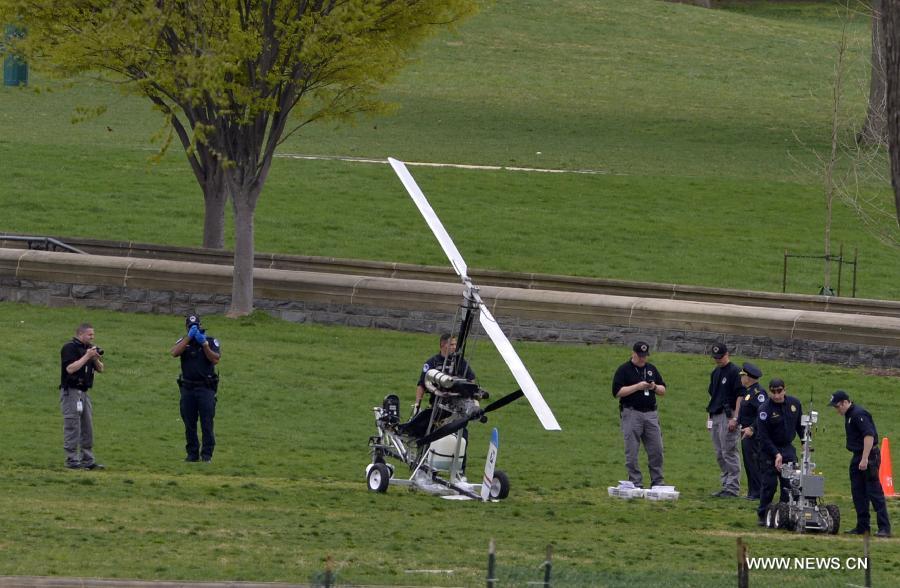 Un petit hélicoptère atterrit près du Capitole, à Washington