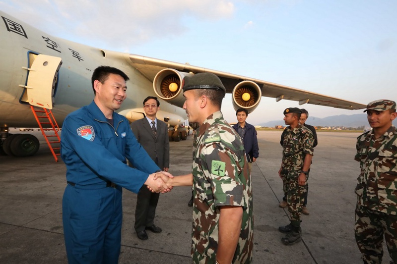 L'Armée chinoise envoie de l'aide au Népal
