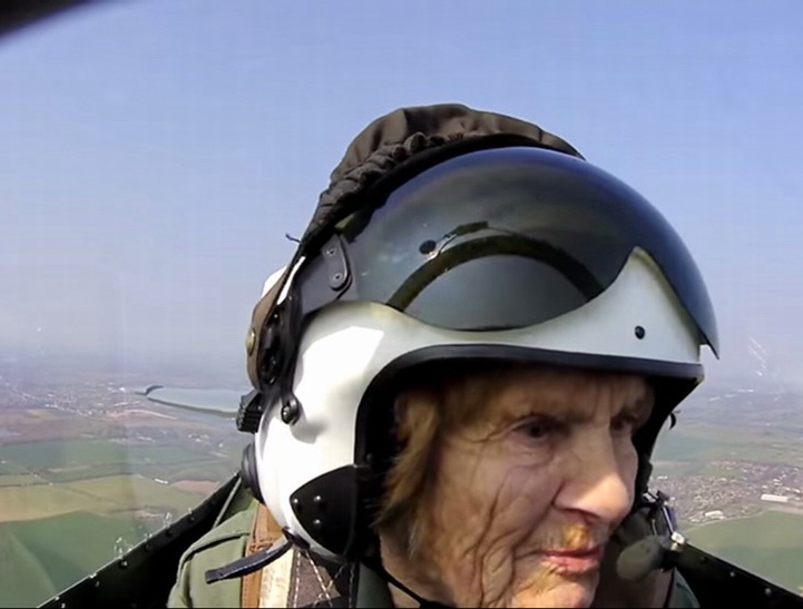 A 92 ans ans, elle reprend les commandes d'un avion 