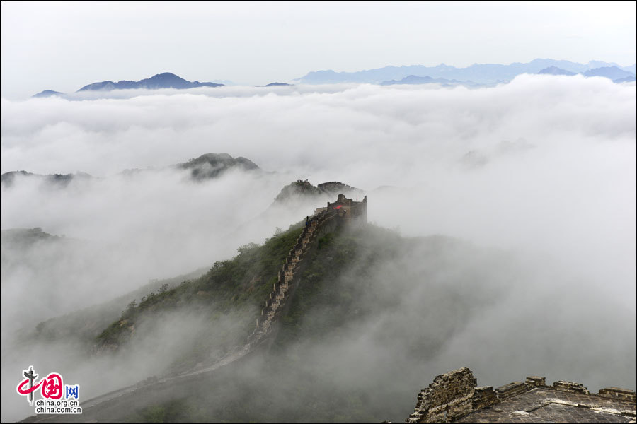 Chine : la Grande Muraille navigue dans une mer de nuages