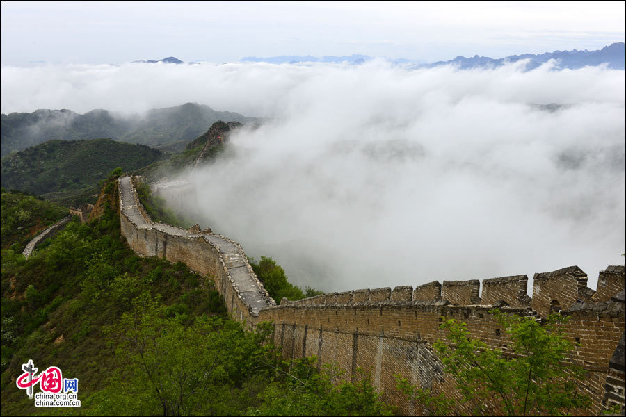 Chine : la Grande Muraille navigue dans une mer de nuages
