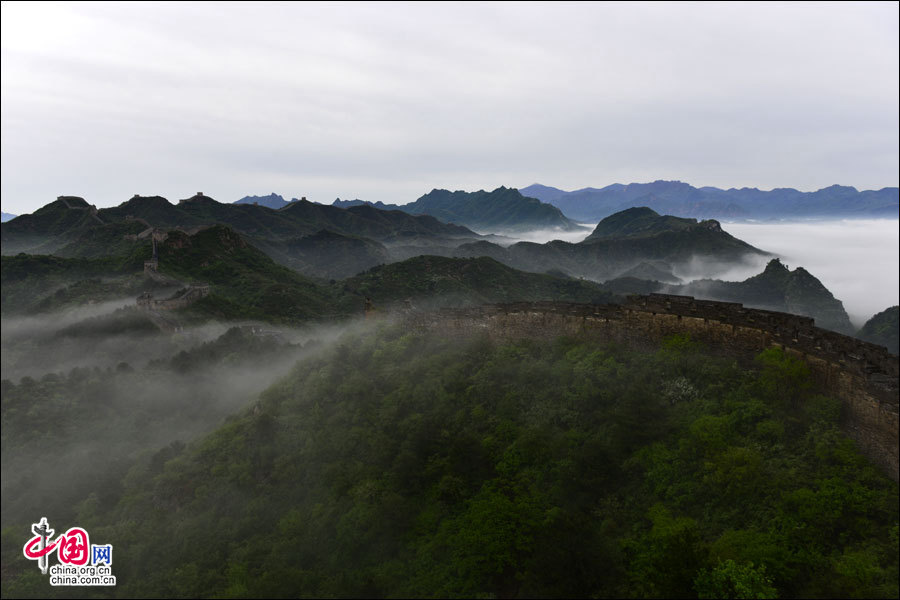 Chine : la Grande Muraille navigue dans une mer de nuages