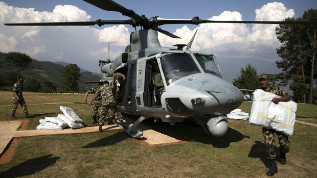 Un hélicoptère américain Huey au Népal.