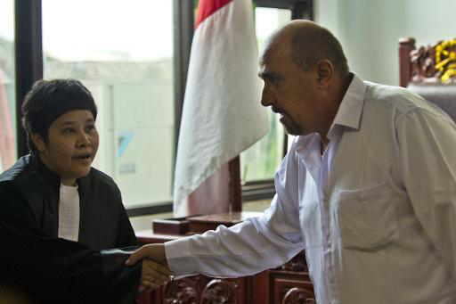 Serge Atlaoui salue son avocate, le 1er avril au tribunal de Jakarta.
