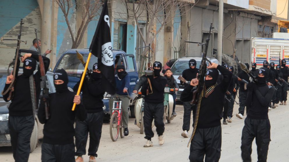 Des combattants de l’Etat Islamique paradent dans une ville de Syrie conquise.