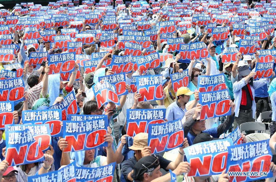 Japon: environ 35 000 manifestants appellent à fermer la base aérienne américaine de Futenma 