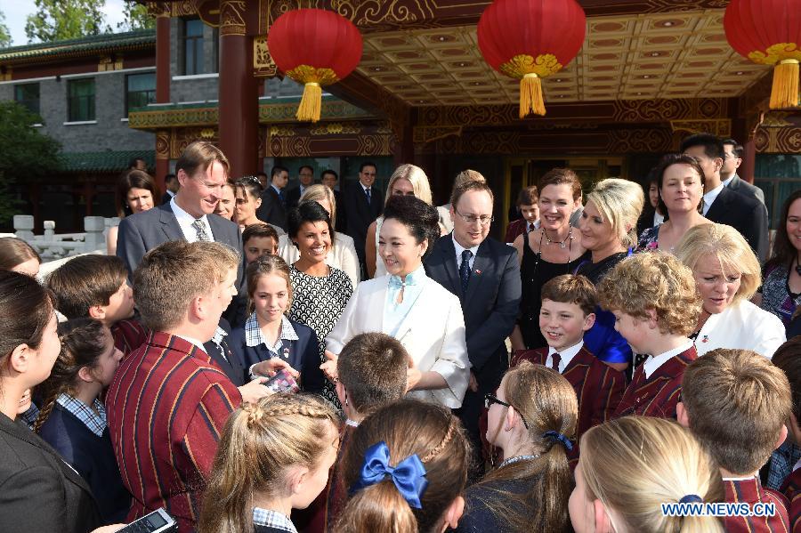 L'épouse du président chinois rencontre un groupe de jeunes australiens