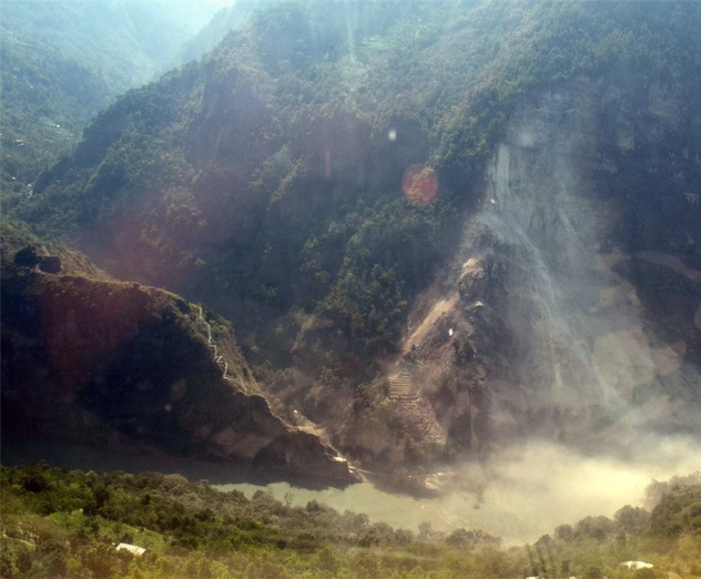 Les dernières images du glissement de terrain au Népal