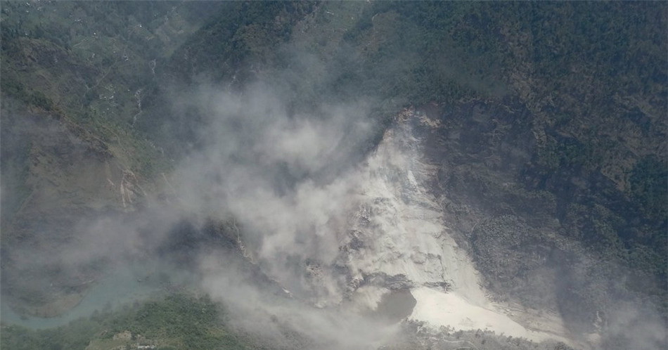 Les dernières images du glissement de terrain au Népal