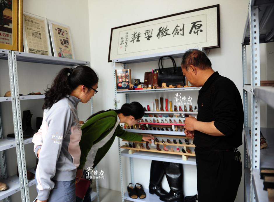 Un cordonnier de Jinan se spécialise dans les mini chaussures 