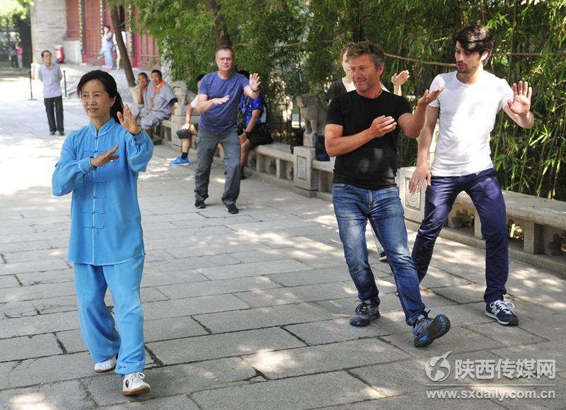 Photos : des touristes français apprennent le tai-chi dans un parc de Xi’an