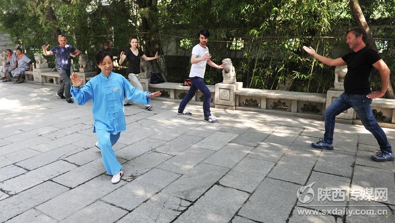 Photos : des touristes français apprennent le tai-chi dans un parc de Xi’an