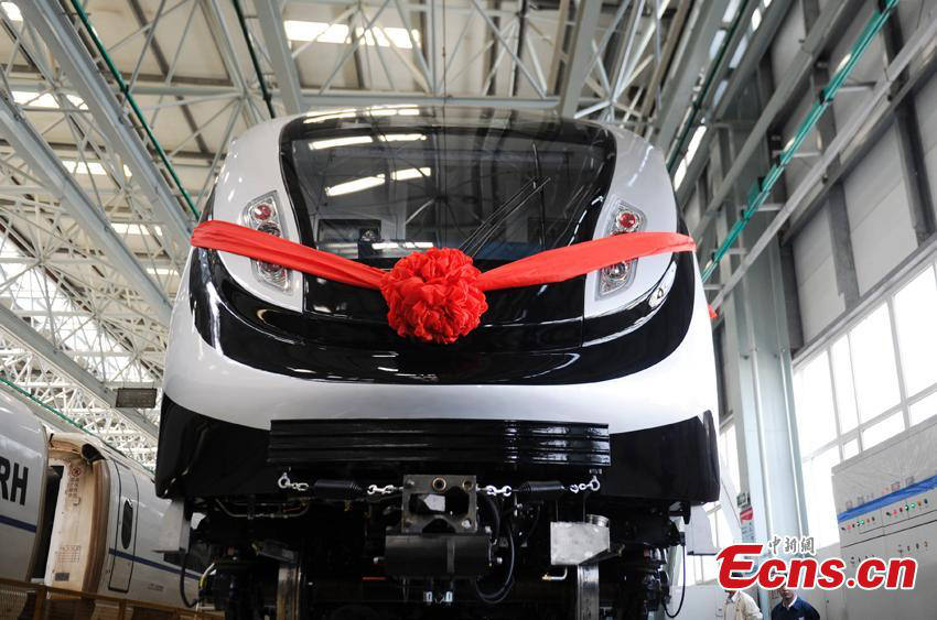 Une rame de métro qui sera utilisée lors des Jeux Olympiques de 2016 à Rio de Janeiro sort de l’usine de la société Changchun Railway Vehicles, dans la ville de Changchun (Province du Jilin), le 25 mai 2015. [Photo / ecns.cn]