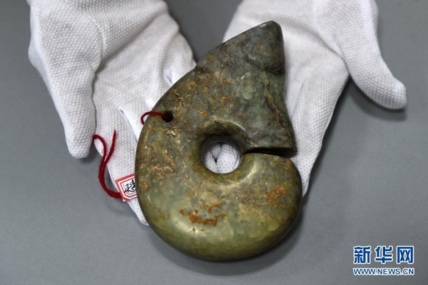 Un des objets récupérés : un dragon de jade enroulé [Photo / xinhuanet.com.cn]