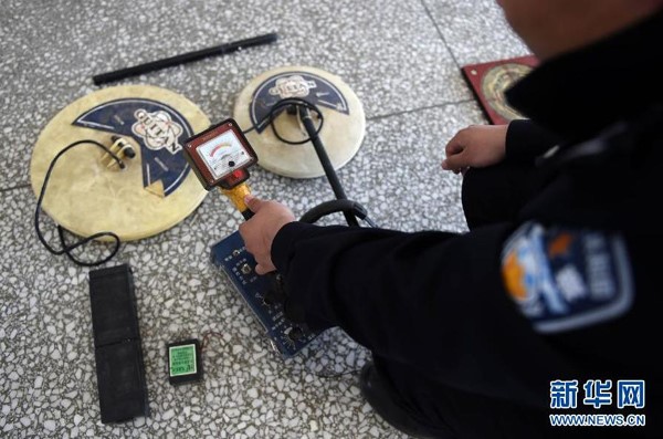 Les policiers montrent les détecteurs que les pilleurs de tombes ont utilisés. [Photo / xinhuanet.com.cn]