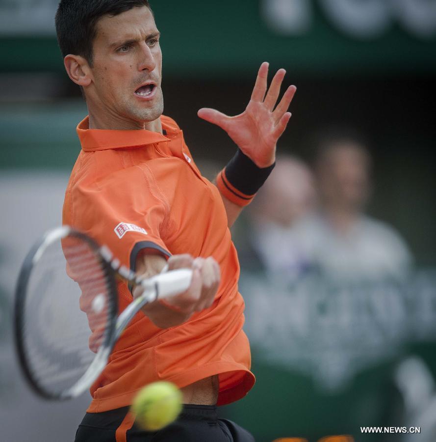 Le Serbian Novak Djokovic lors du premier tour du Tournoi de Roland-Garros, le 27 mai 2015 à Paris. Djokovica remporté le match 3-0, à Roland-Garros, contre le Finlandais Jarkko Nieminen.(Xinhua/Chen Xiaowei)